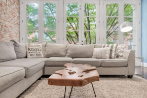 Stunning Old City 2 Bedroom - Elevator, Bay Windows